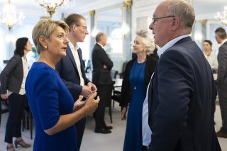 La conseillère fédérale Karin Keller-Sutter et le patron de l'Union syndicale suisse, Pierre-Yves Maillard, en discussion lors de la table ronde à Berne sur les réfugiés ukrainiens et le marché du travail.